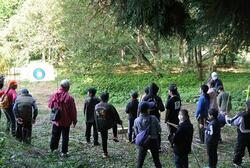 森山城址の遺構の案内のようす