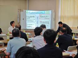 小見川北小学校ミーティングルームにて。