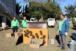 小学生に焼き芋を配布しました。