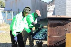 焼いているようす。