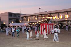 盆踊りのようす。