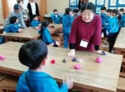 小見川中央小学校1年生が対象。