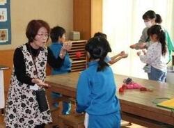 お手玉体験のようす。