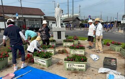プランターの花植替えを行いました。