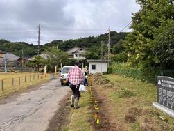 旧大倉小学校で花植えをしている