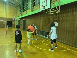 旧大倉小学校体育館にて。