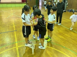 お菓子交換のようす。