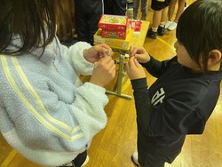 知恵の輪に真剣な子どもたち。