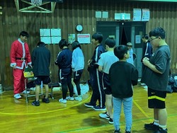 お菓子に並ぶ子どもたち。