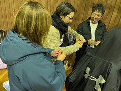 知恵の輪に夢中な保護者。