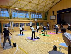 新島小学校体育館にて。