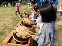 太鼓の演奏にチャレンジする子供たち