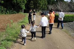 子どもたちは危ないので手をつないで歩きました。