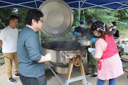 豚汁を作っているようす