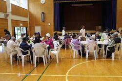 芋煮会のようす。