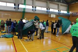 簡易テントの設営訓練のようす