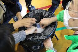 仮設トイレの液体凝固剤の使用体験のようす