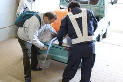 断水時の水汲み体験のようす