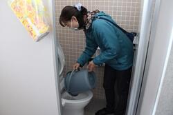 断水時の水洗トイレ使用体験のようす