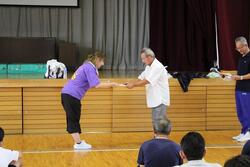 優勝チームへ賞状の贈呈。