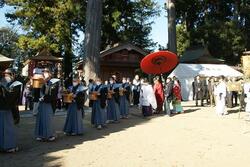 鮭奉納行列のようす。