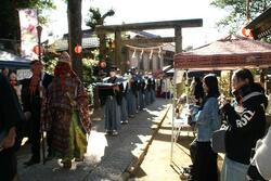 鮭奉納行列のようす。