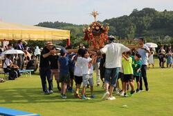 地元の小学生の神輿担ぎ体験