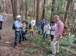 解説を聞いている様子