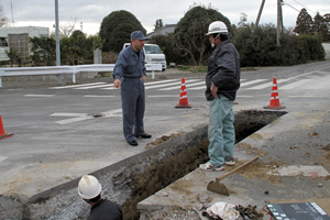 山田地区への水道緊急連絡管工事視察