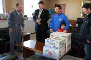 県商工会議所青年部から物資の寄付