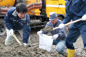 市民のボランティアの人たちと土嚢づくり作業