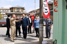 民主党　岡田幹事長の視察に市内の現状を説明2