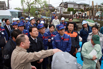 大畠国土交通大臣の液状化被害視察に市内の現状を説明2