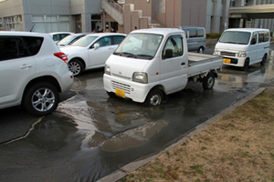 2011年3月11日 香取市役駐車場にも液状化現象