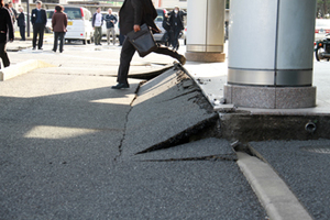 2011年3月11日 市役所玄関