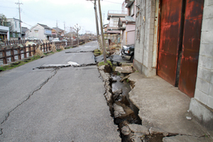 2011年3月11日 道路には大きな亀裂1