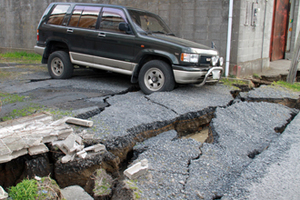 2011年3月11日 道路には大きな亀裂2