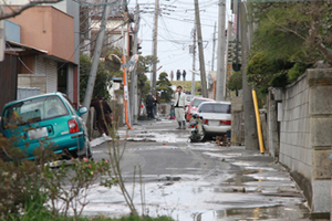 2011年3月11日 地震直後　堤防に逃げる人の姿も