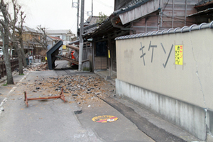 2011年3月11日 門が倒壊し道路をふさぐ