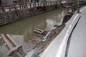2011年3月11日 護岸が崩れてしまった小野川