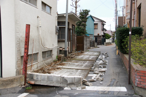 2011年3月11日 各所で塀がくずれました2