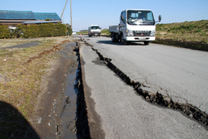 2011年3月12日 常陸利根川沿いの道路には長い亀裂が