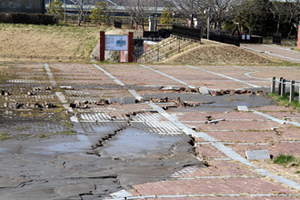 2011年3月12日 公園のレンガが崩れた横利根閘門