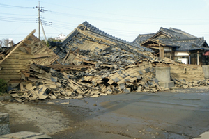 2011年3月12日 地震により崩壊したお寺