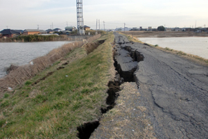 2011年3月12日 道路には大きな切れつが