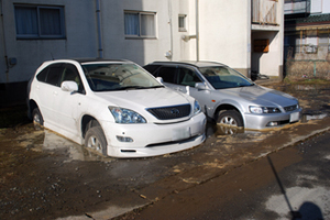 2011年3月12日 車も液状化現象の被害に