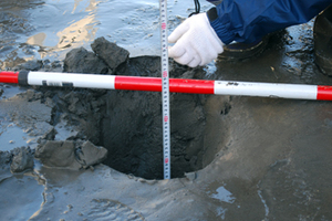 2011年3月12日 液状化現象で吹き出た砂の高さ約40センチメートル