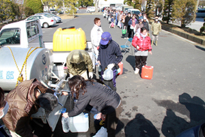 2011年3月12日 給水に長蛇の列　小見川区事務所