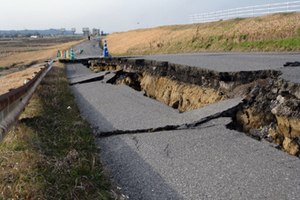 2011年3月12日 小見川大橋付近堤防の道路崩壊1