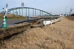 2011年3月12日 小見川大橋付近堤防の道路崩壊2